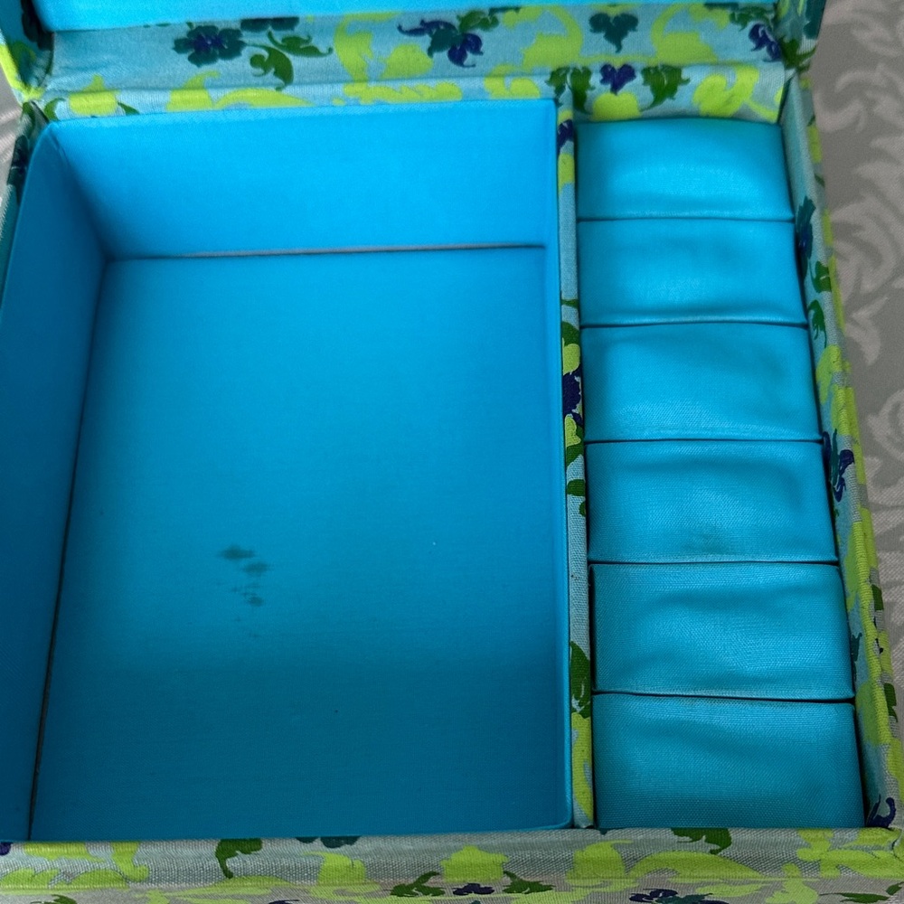 Vintage Floral Patterned jewelry Box - Picture 9 of 12